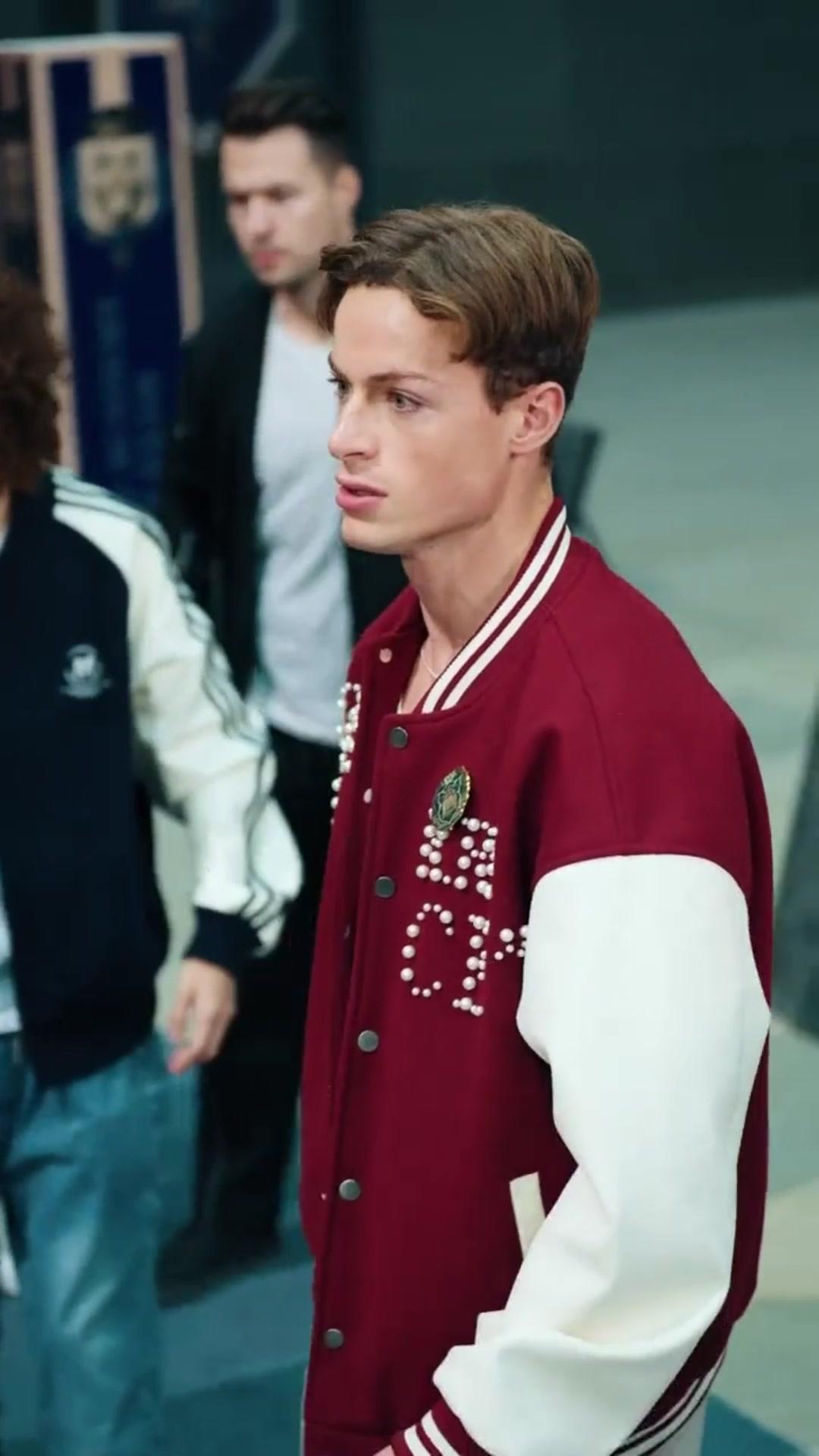 O Rei Lobo Oculto: Um Híbrido Fracassado