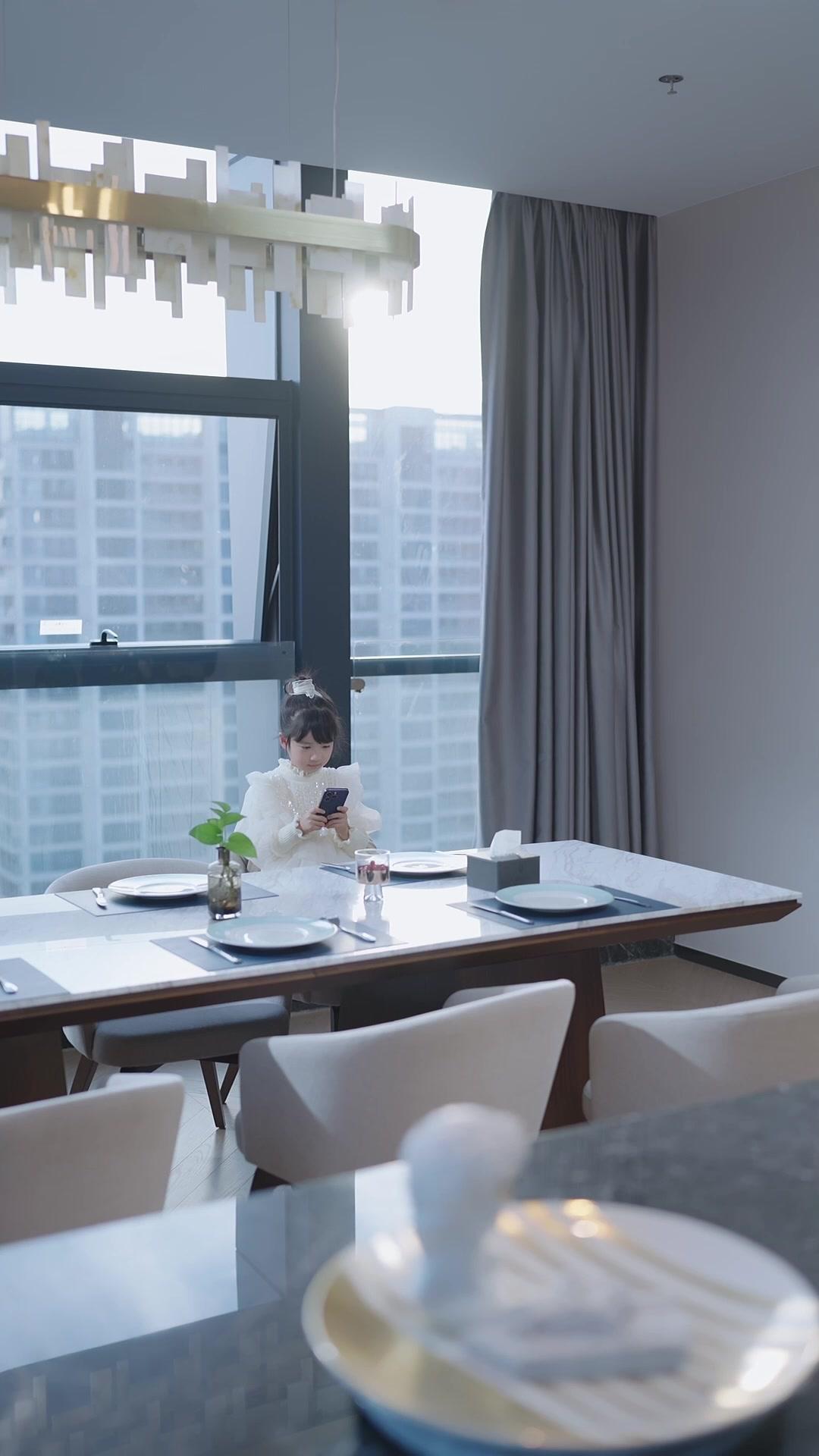 爸比，保姆媽咪穿幫啦！