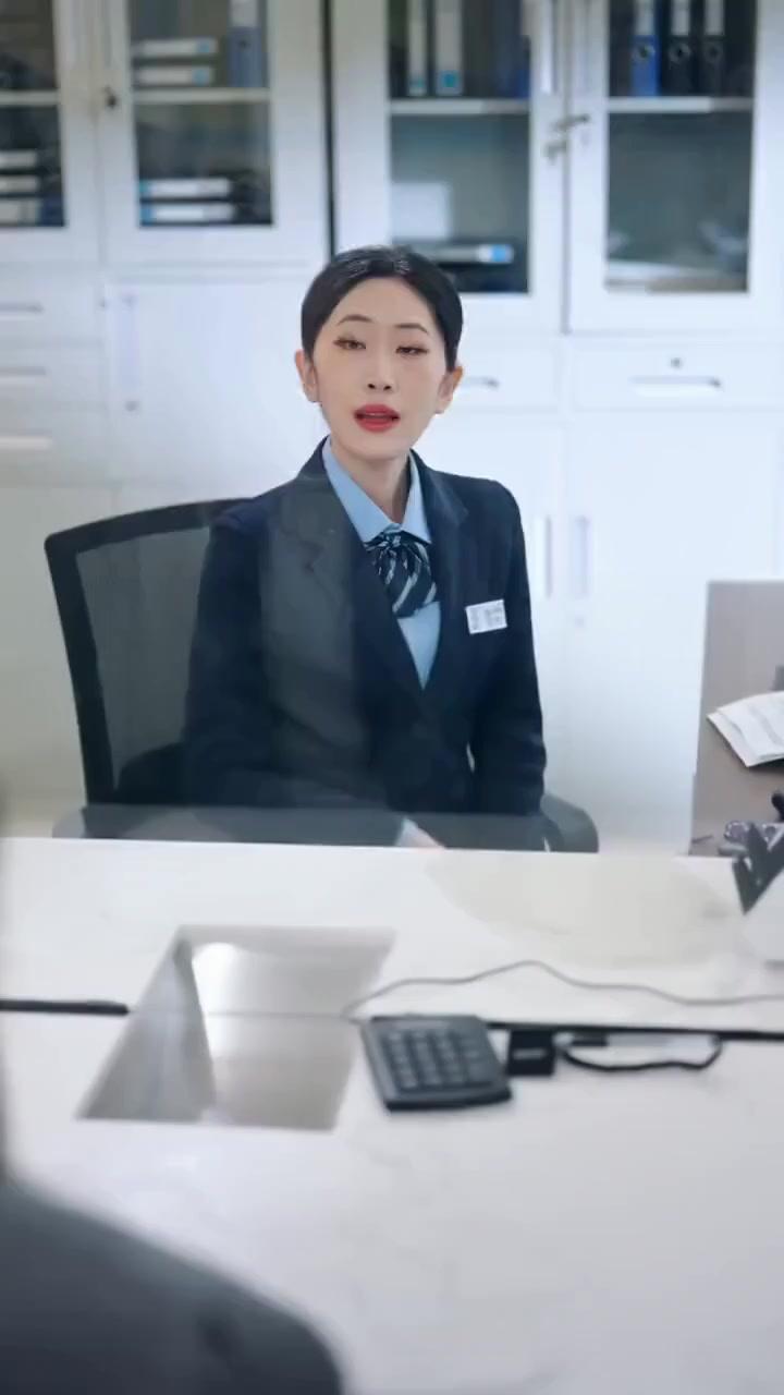 窓口越しの運命の交差点