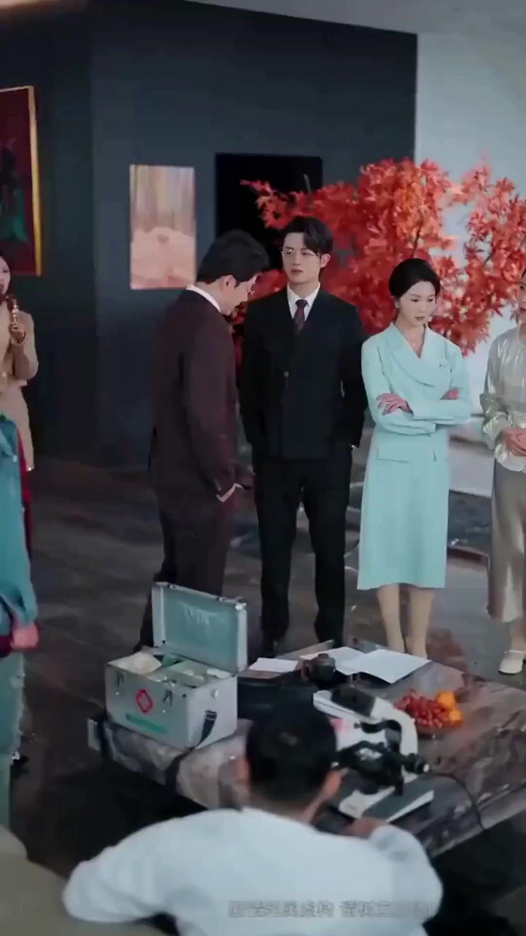 (Dubbed) Ready for a show? Cue the Mama Lawyer!