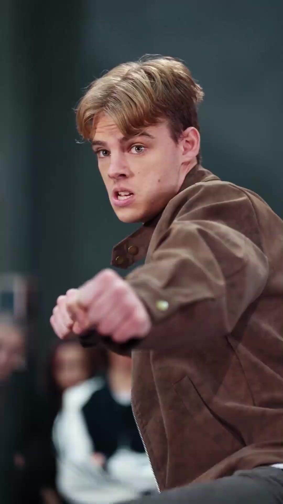 (Dublagem) O Rei Lobo Oculto: Um Híbrido Fracassado