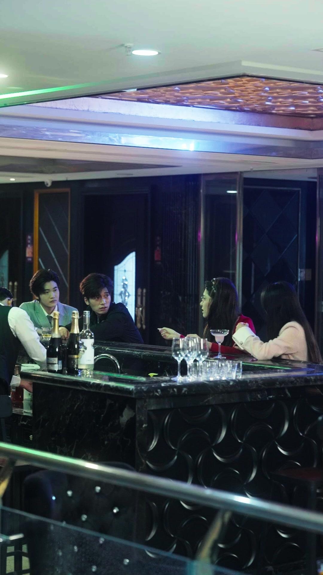 Pacarku Kaya, Hidupku Sempurna