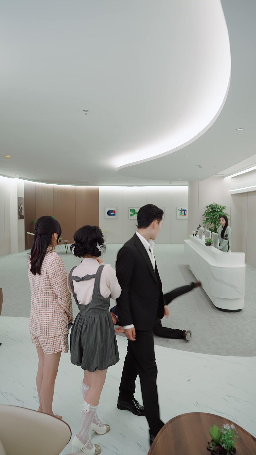 Help! My Reborn Queen Needs My Favor!