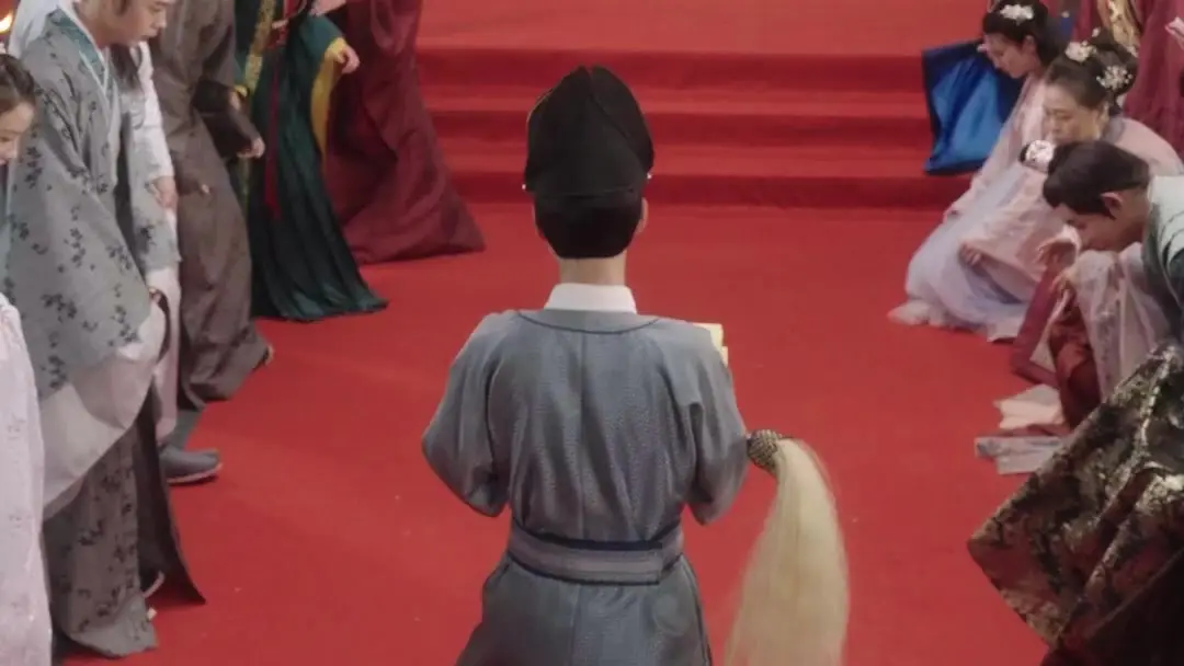 When Kowtows Hide Gossip