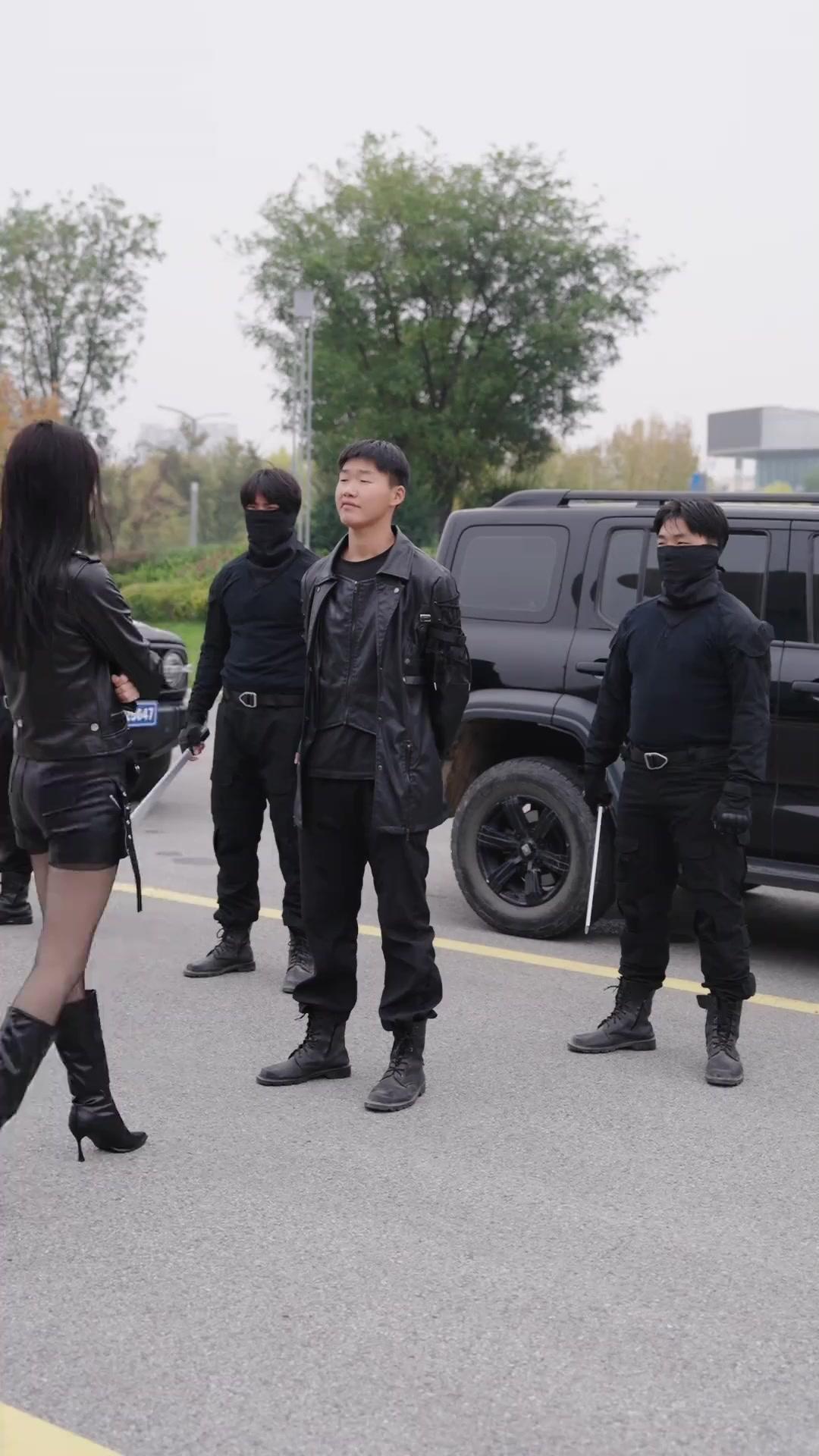 حارسة الجميلة للفتى المدلّل