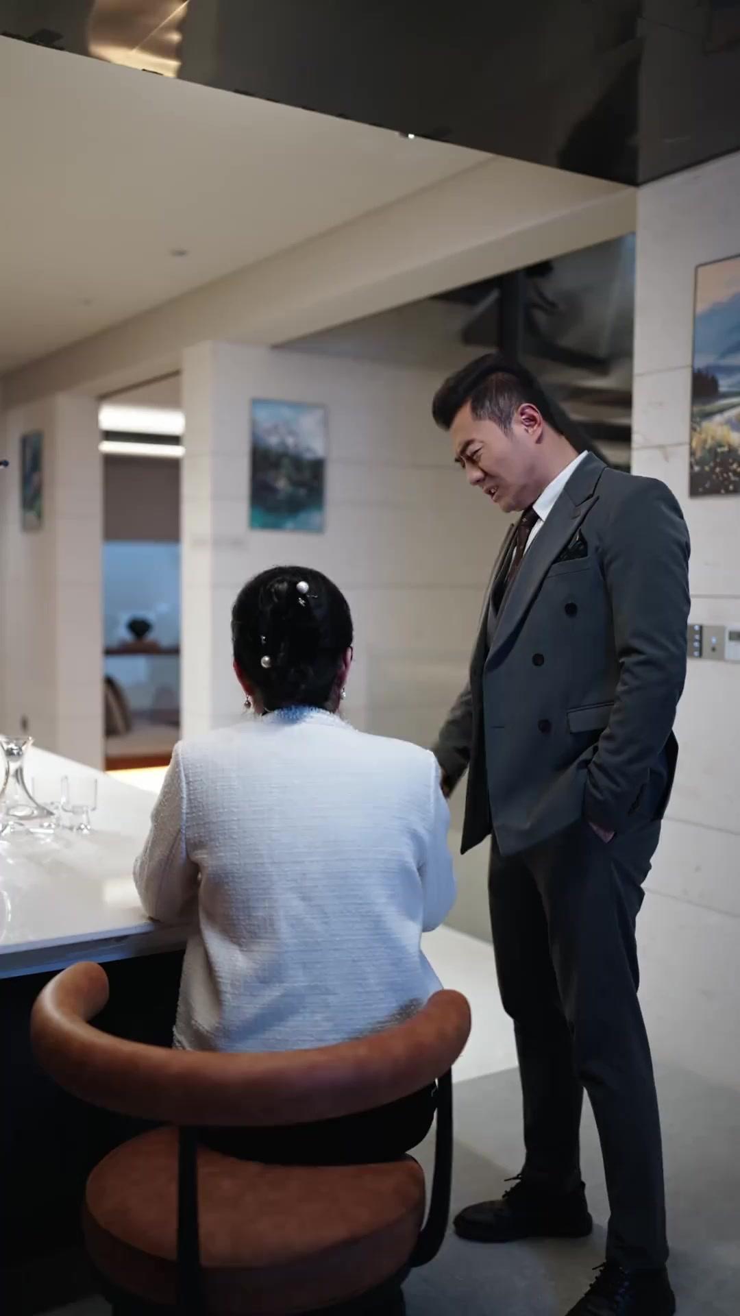 حين تظاهرتُ بالطاعة، أصبحتُ مدلّلةَ الكبير