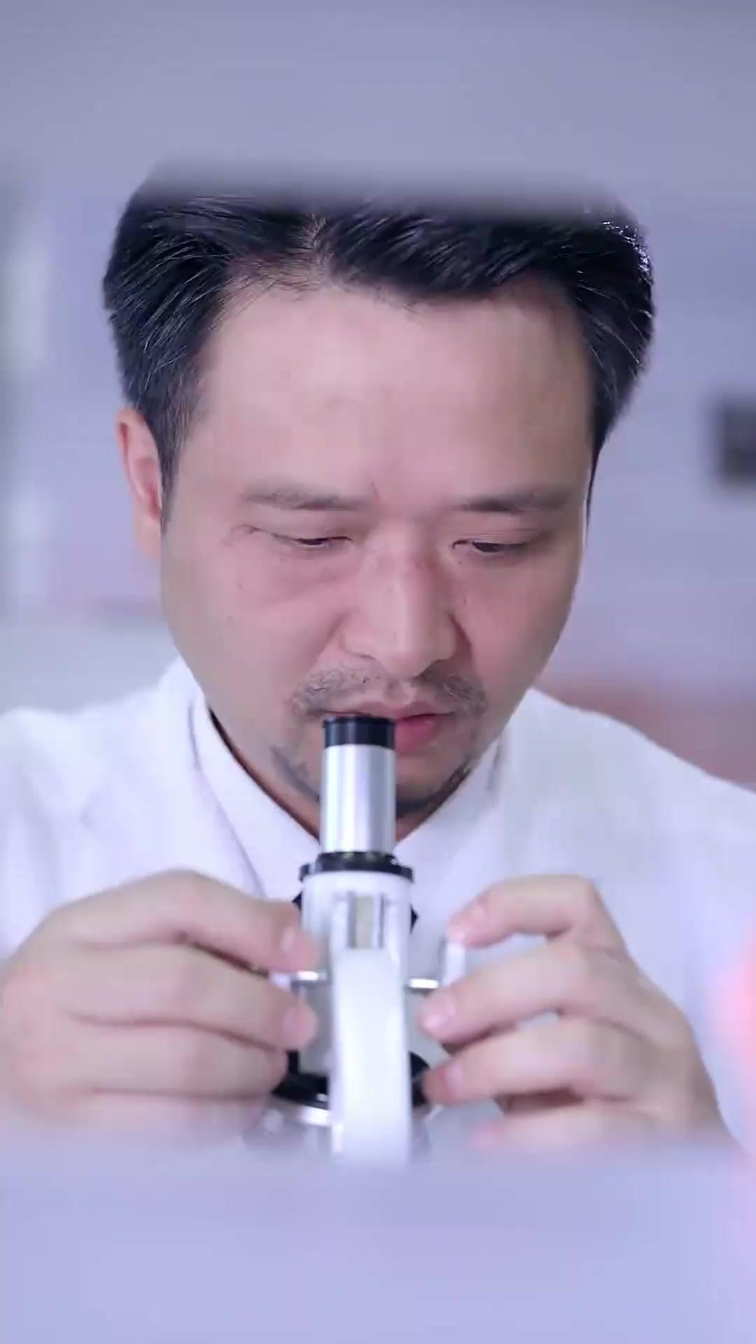 (Doblado) ¡Mi abuela es una niña!