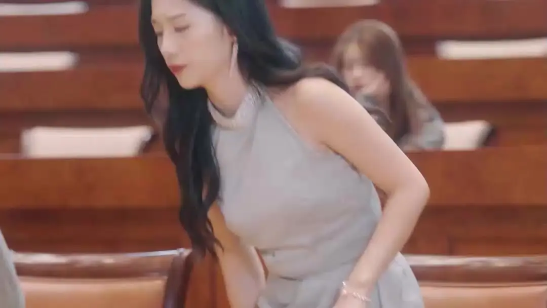 After Divorce I Can Predict the Future: When the Throne Has Ears and the Audience Holds Knives