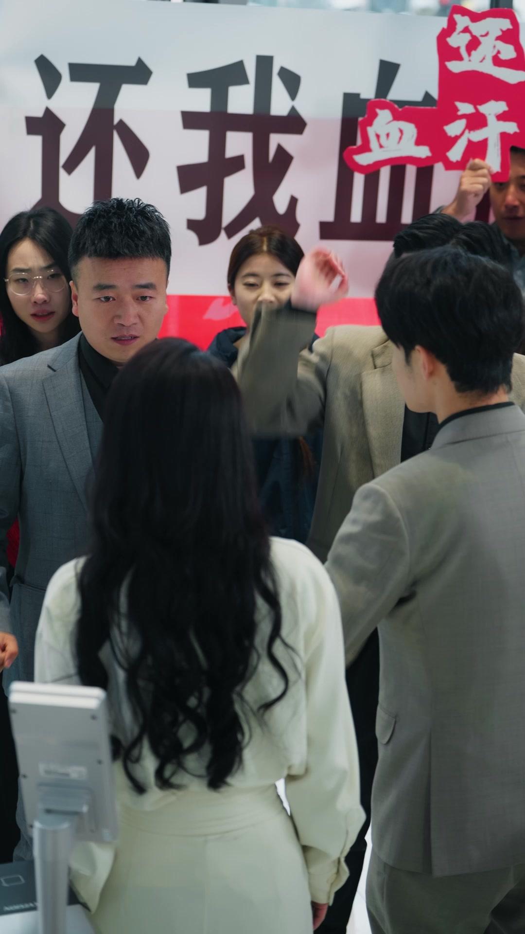 她當眾求婚白月光那天