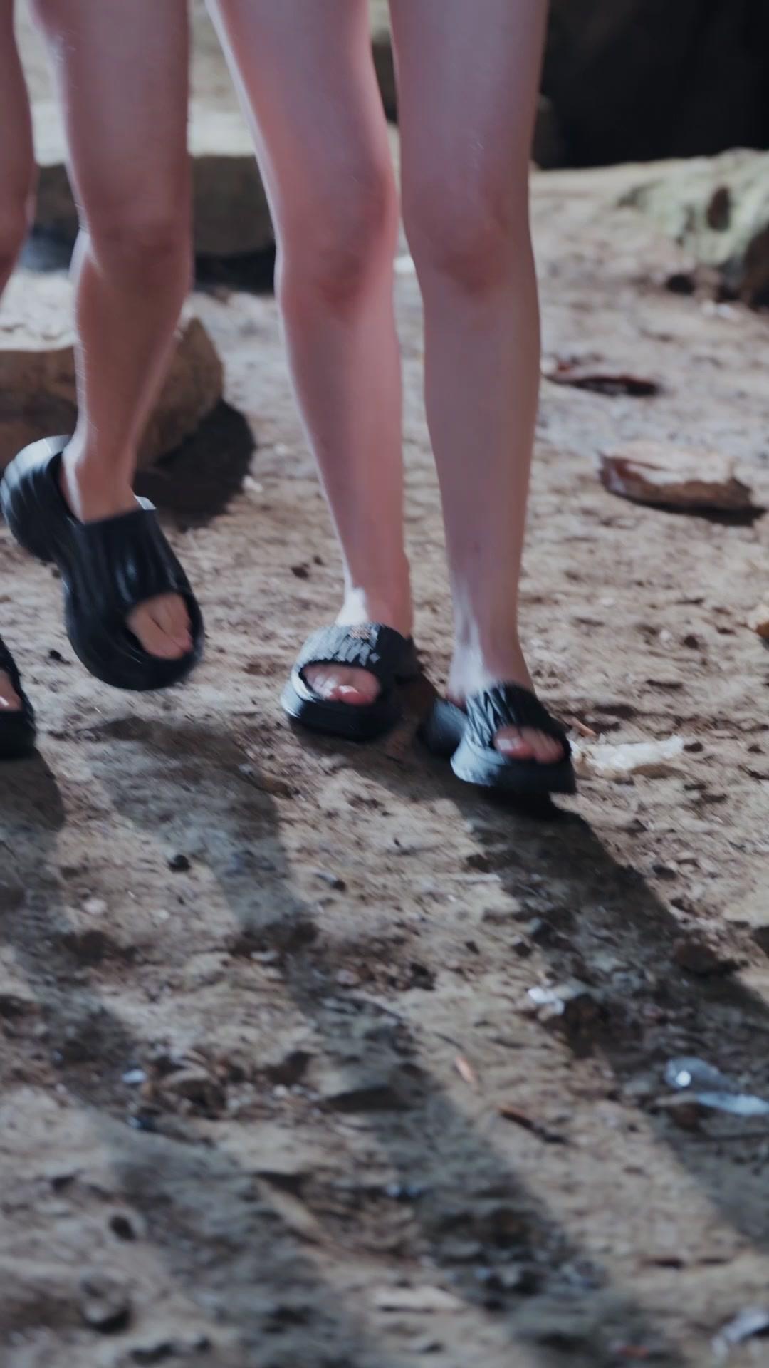 Lari!  Jerung raksasa datang!