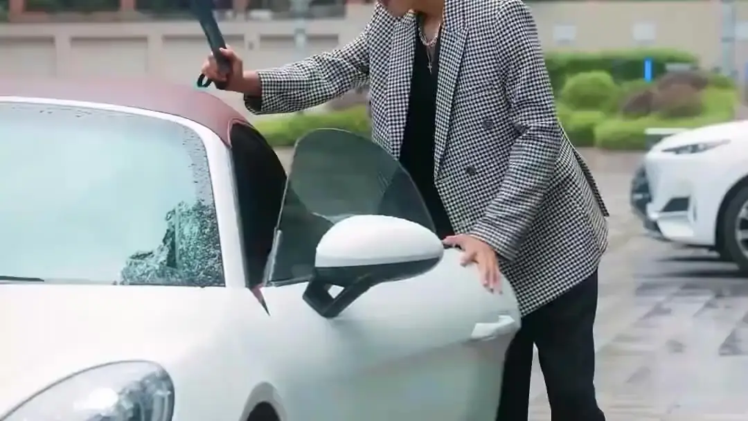 格紋西裝男的三秒戲份，藏了整部劇伏筆