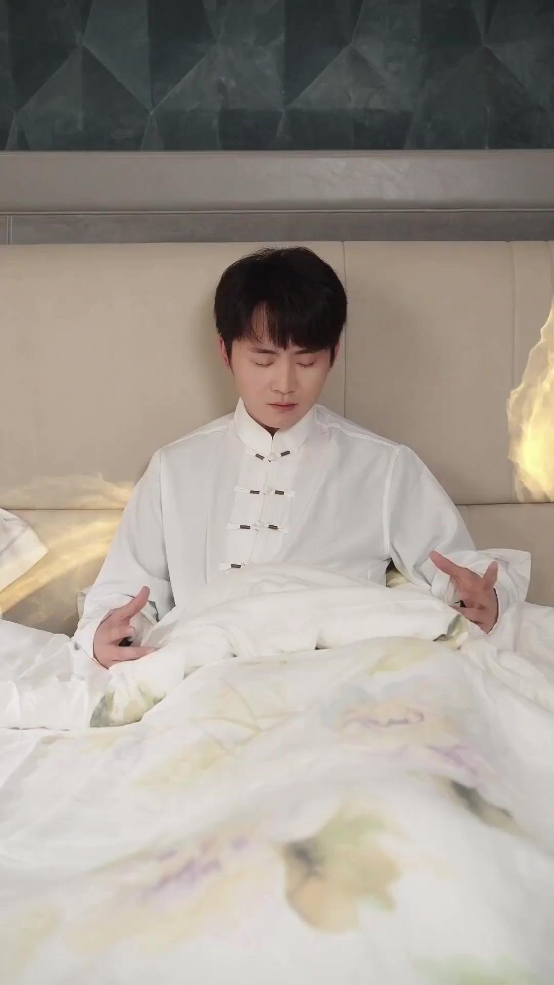  حين أرفع يدي يهتز العالم