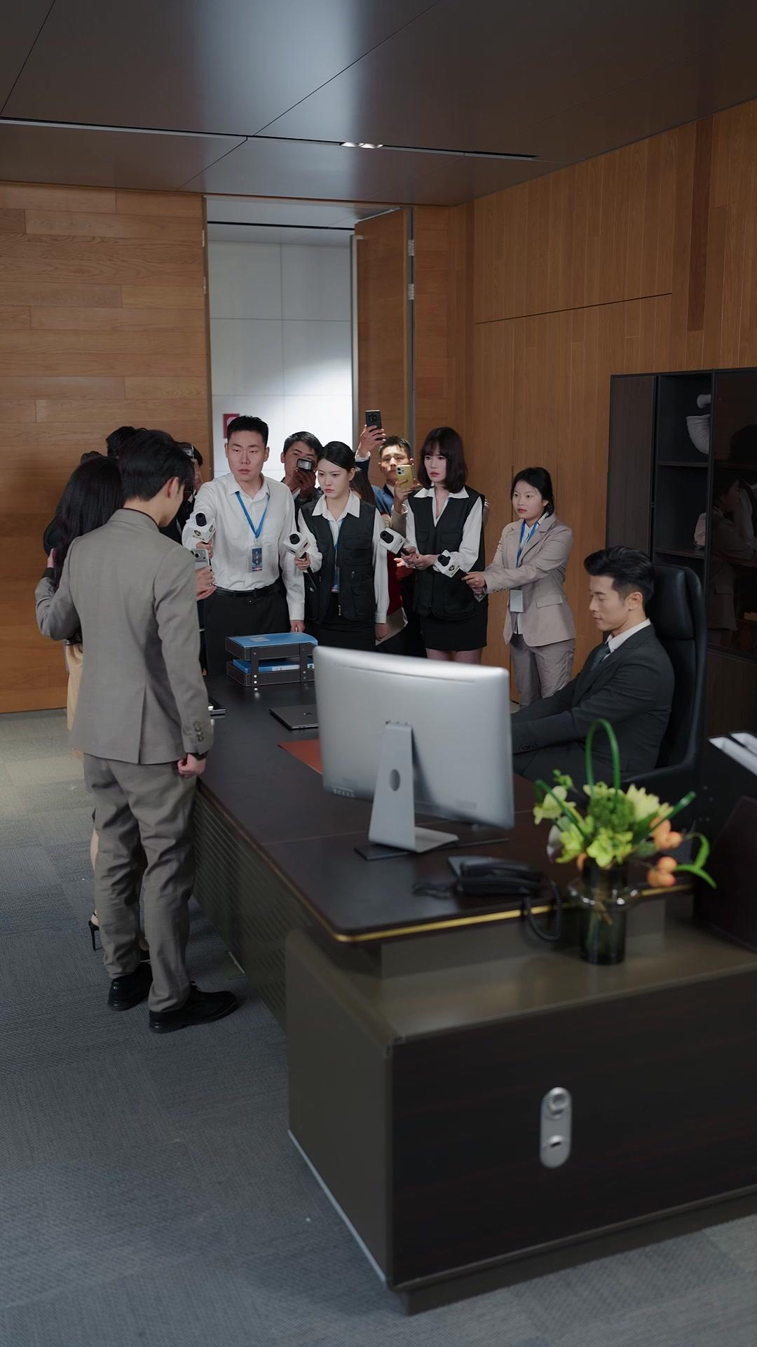 她當眾求婚白月光那天