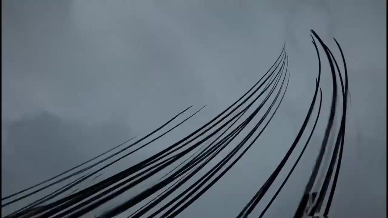 تطرقان ابليستان توأمتان الباب… فتحته بحماس