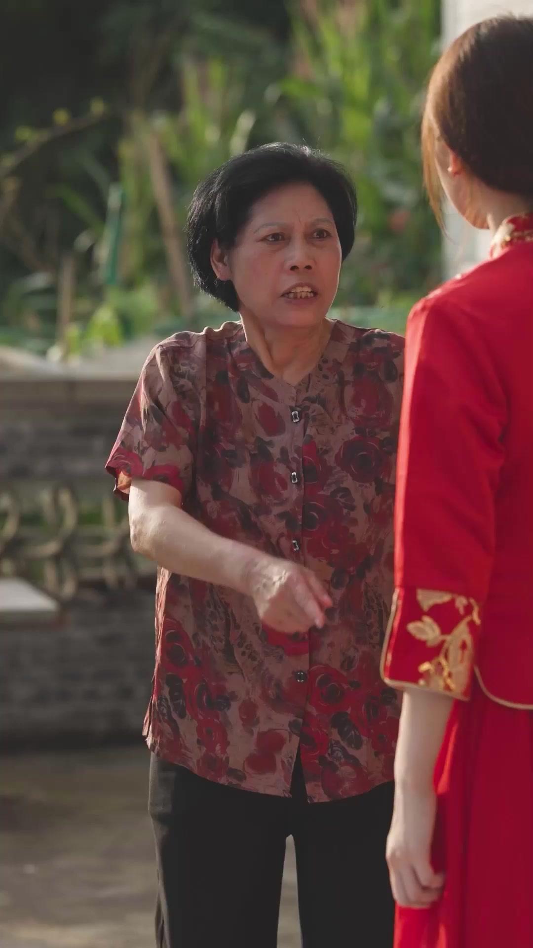 Nona Direktur yang Asli dan Palsu