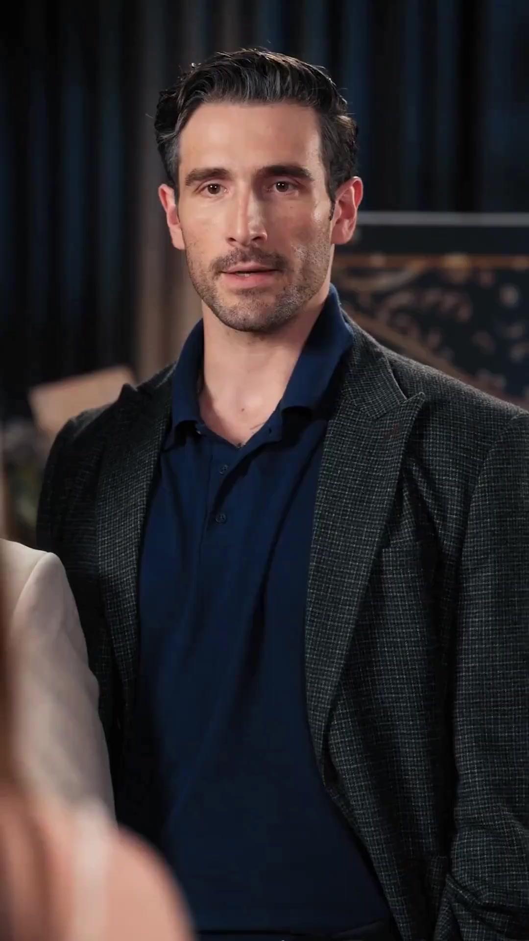 (Doblado) Mi padre conserje es el jefe final