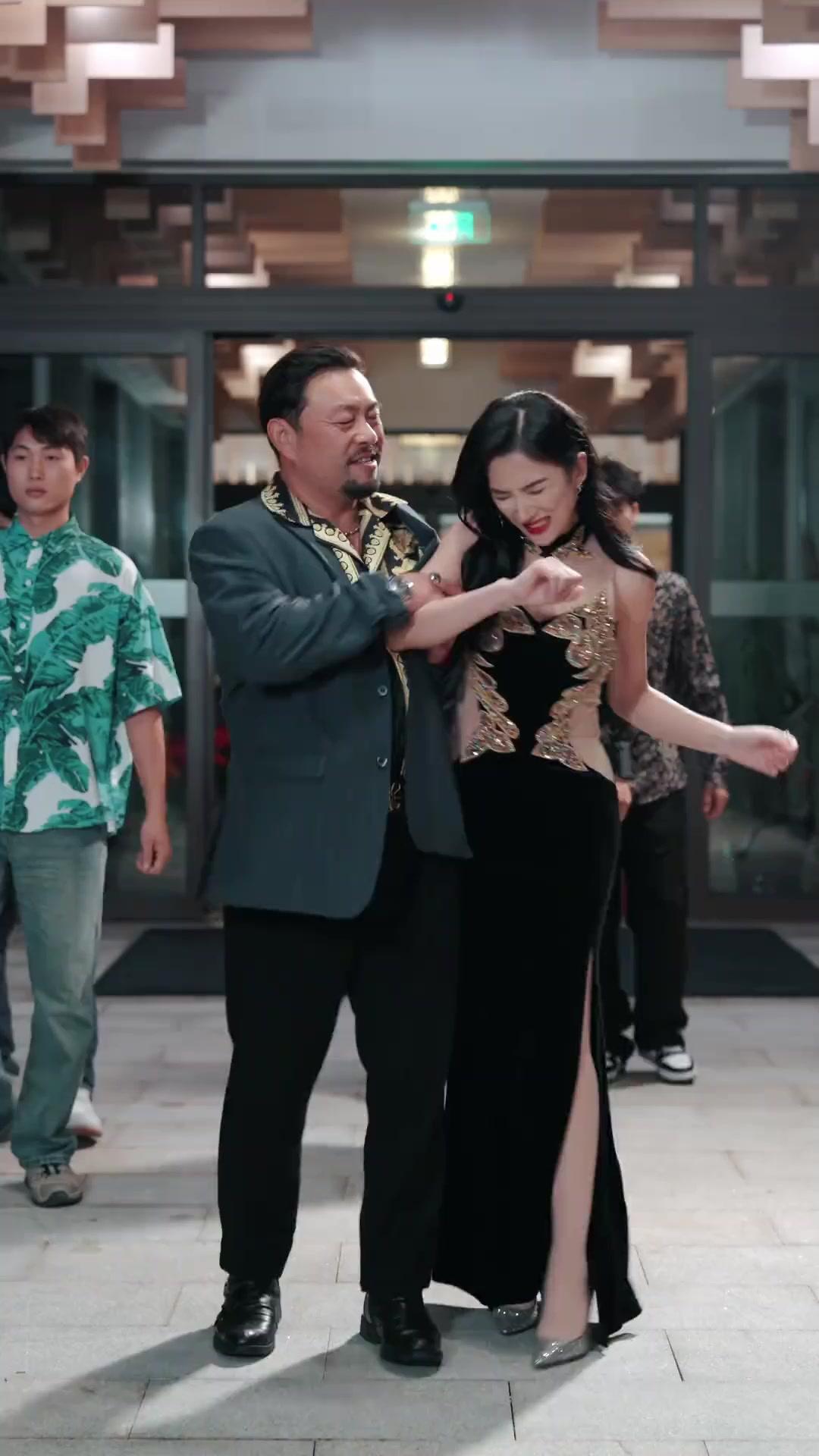 Whoa! Janitor Dad Is A Big Shot! 