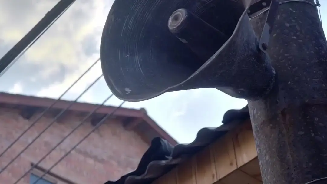 The Price of Neighborly Bonds: Red Sashes and Silent Revolts