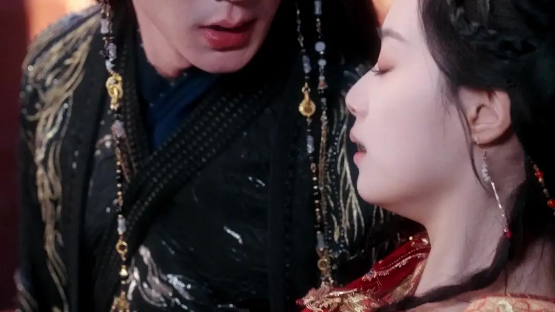 Minh Nguyệt Dẫn Tâm: Cảnh hôn trong máu và ánh đèn lồng