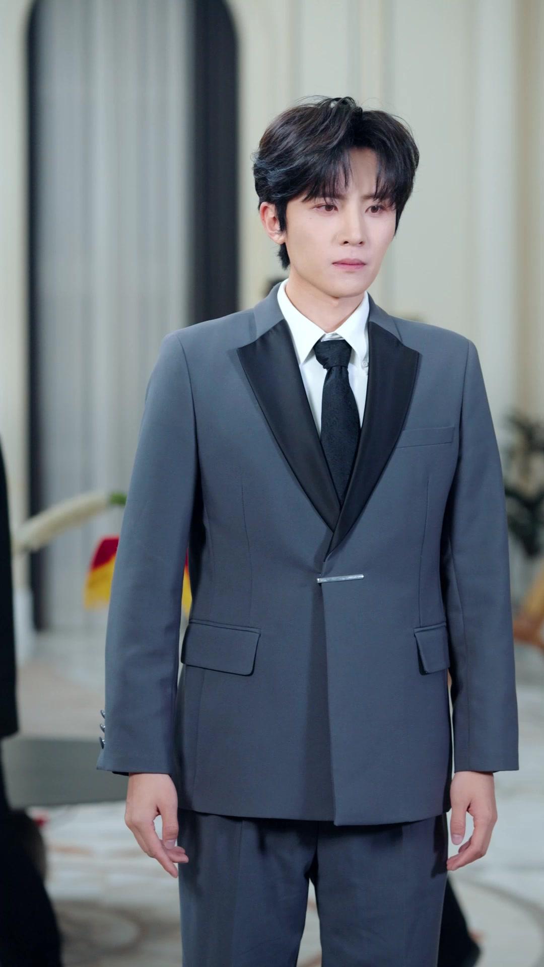 FAUSSE ET VRAIE, MAIN DANS LA MAIN