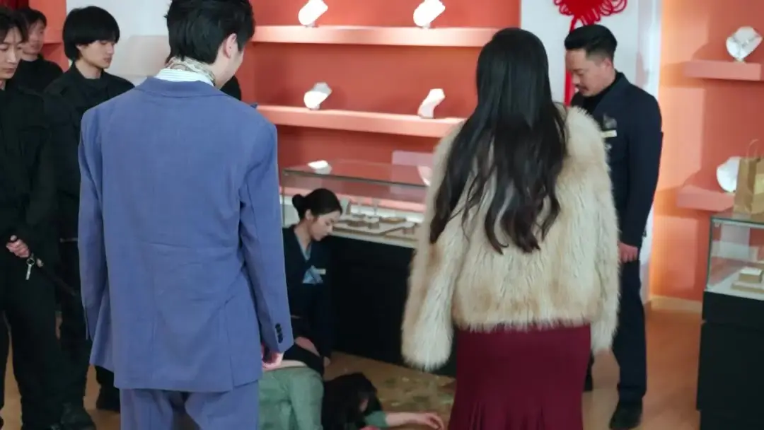 豪門太后在民間：紅裙皮草下的玻璃碎影與黑卡謎局