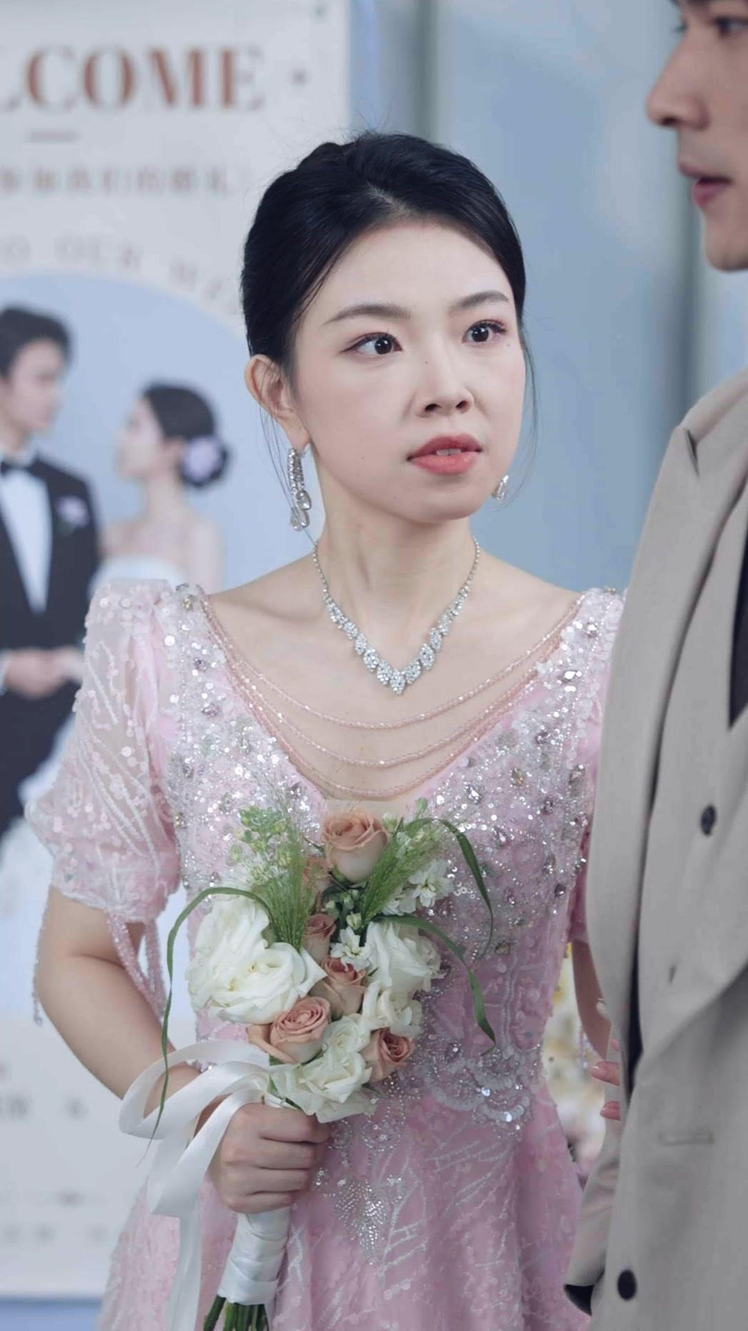 Wanita Misterius Bertopeng