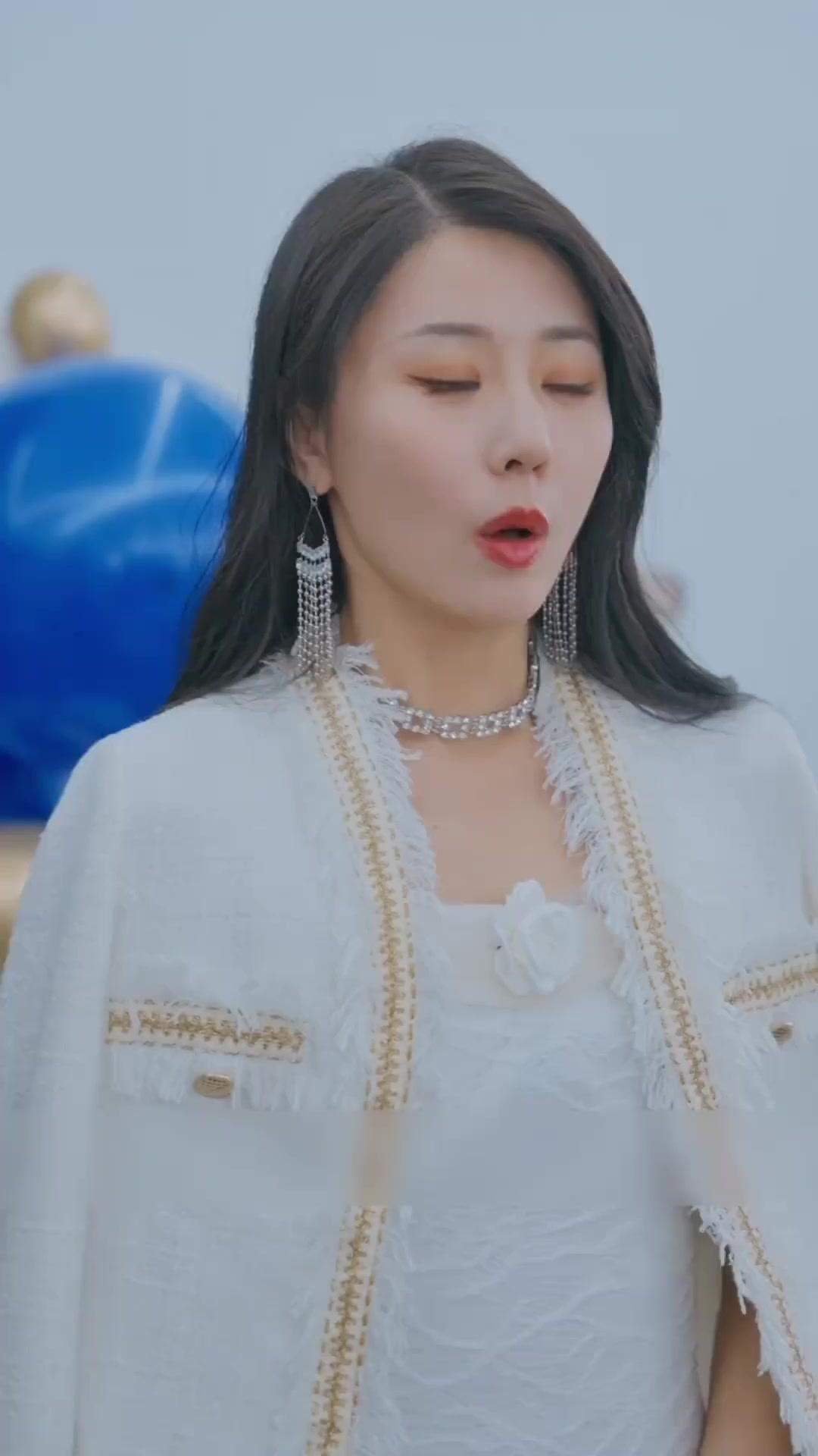 Istri Bos Bosan, Mulai Kerja Hari Ini