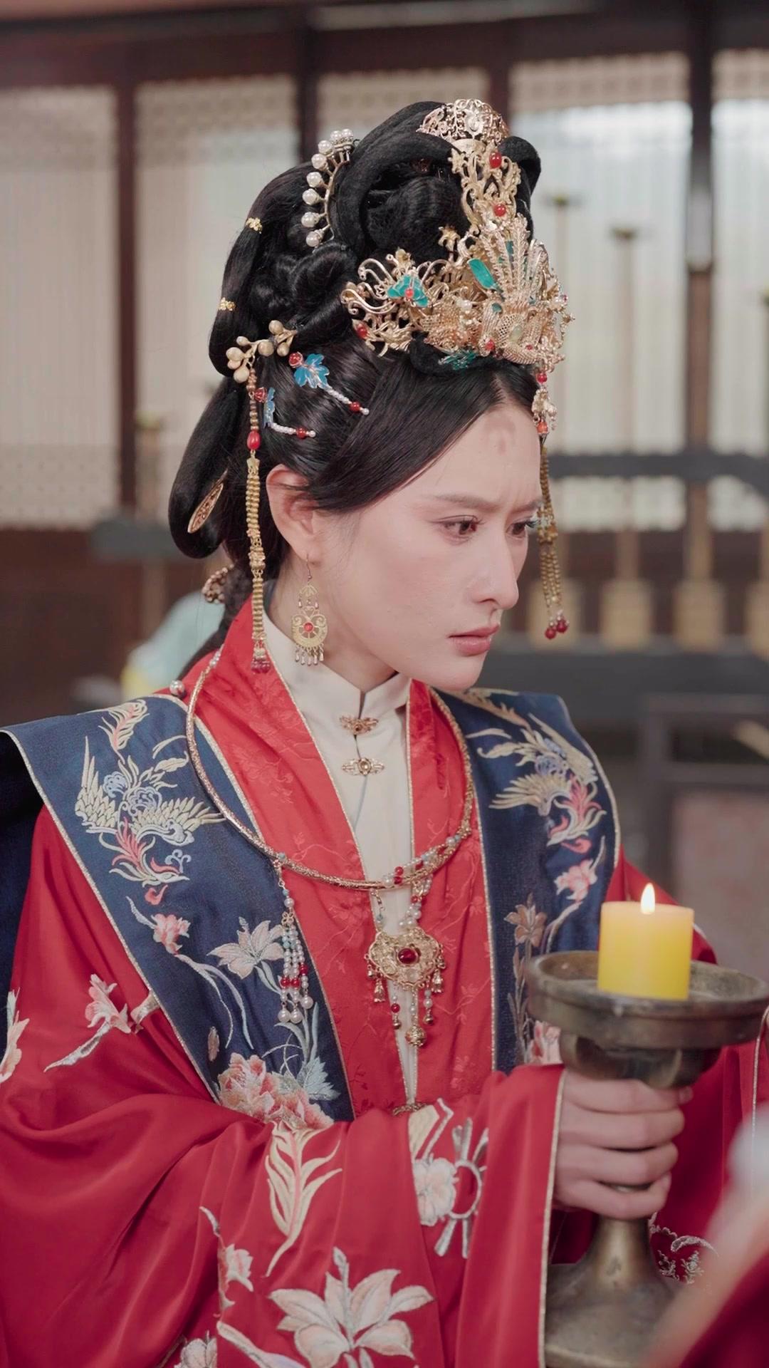 Die erste Phönix-Stickerin