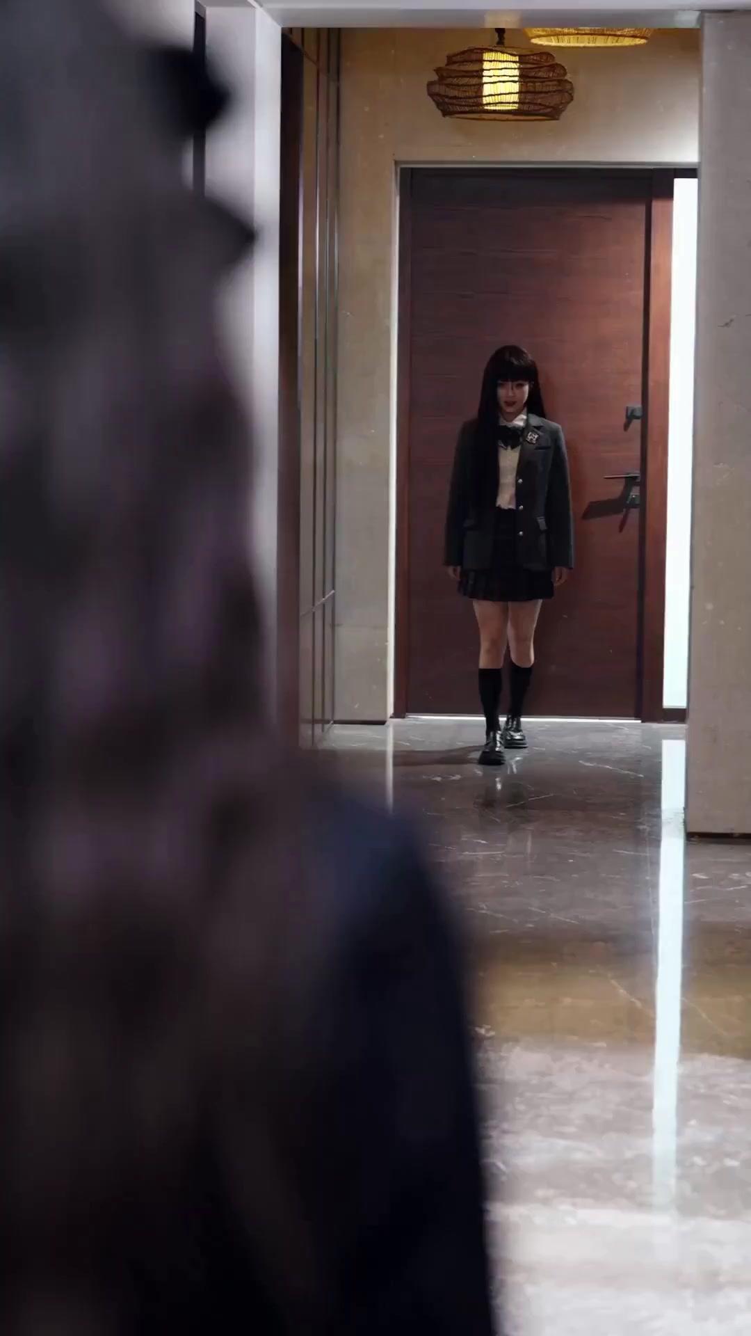 (Doblado) La hija invisible