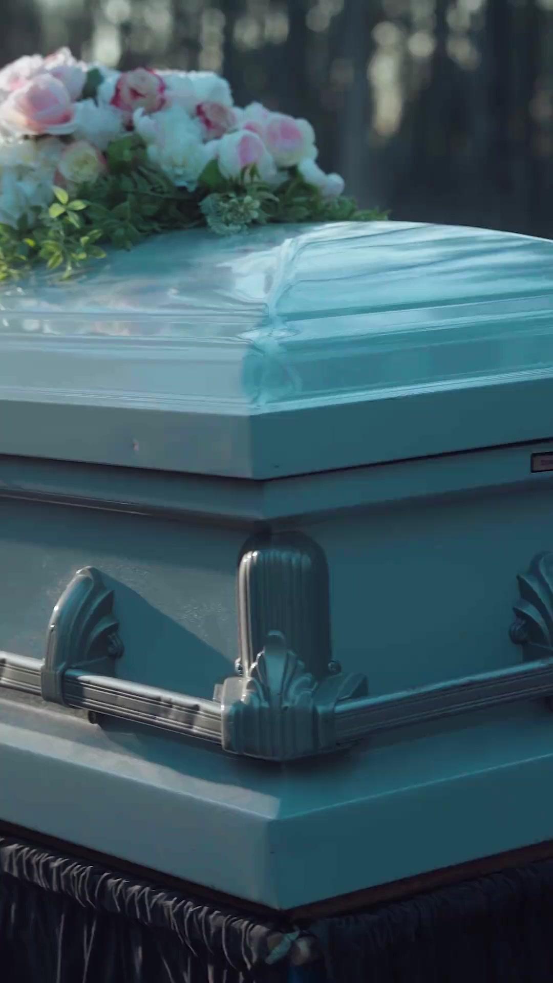 (Dublagem)A Coroa Além do Túmulo