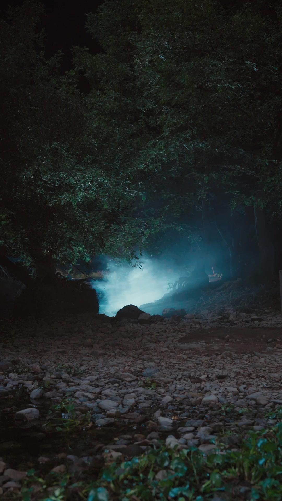 산을 넘어 희망을 찾는 소녀