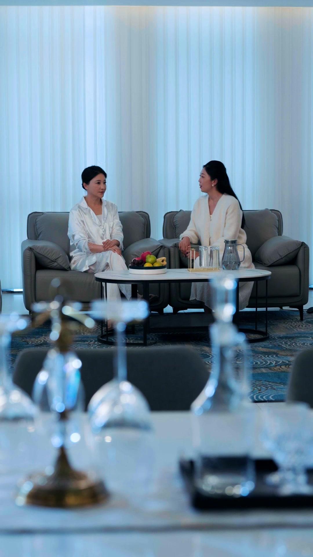 Di Balik Senyum Palsu