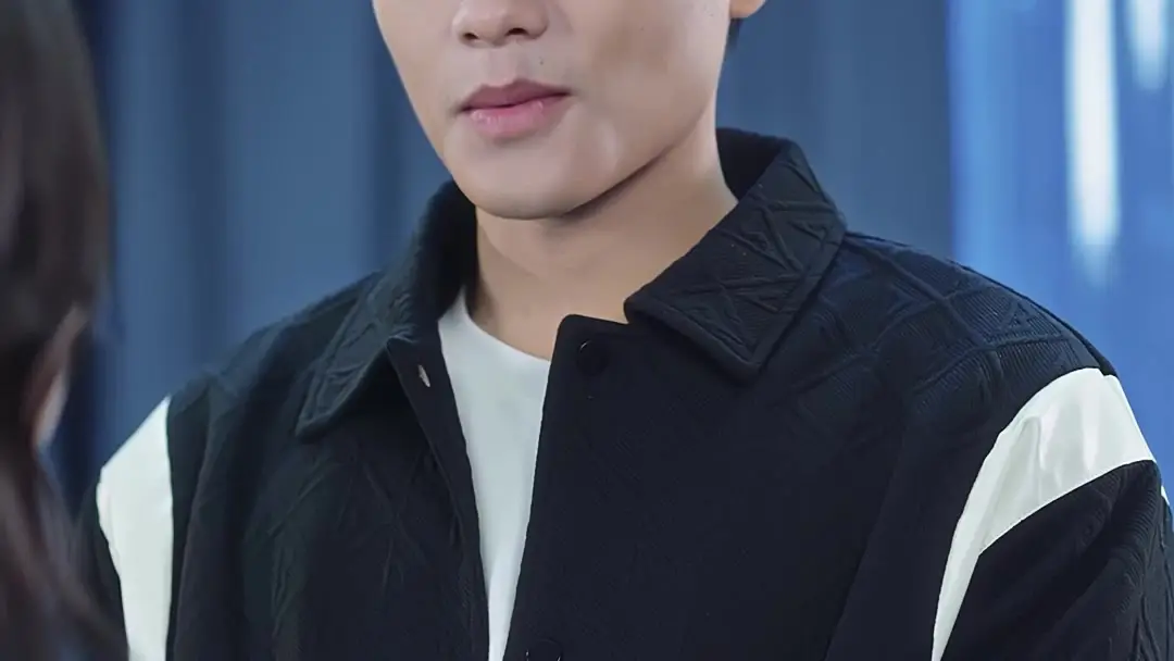 Campus Queen Falls for Me After My First Love Betrayed Me: When a Gesture Speaks Louder Than a Confession