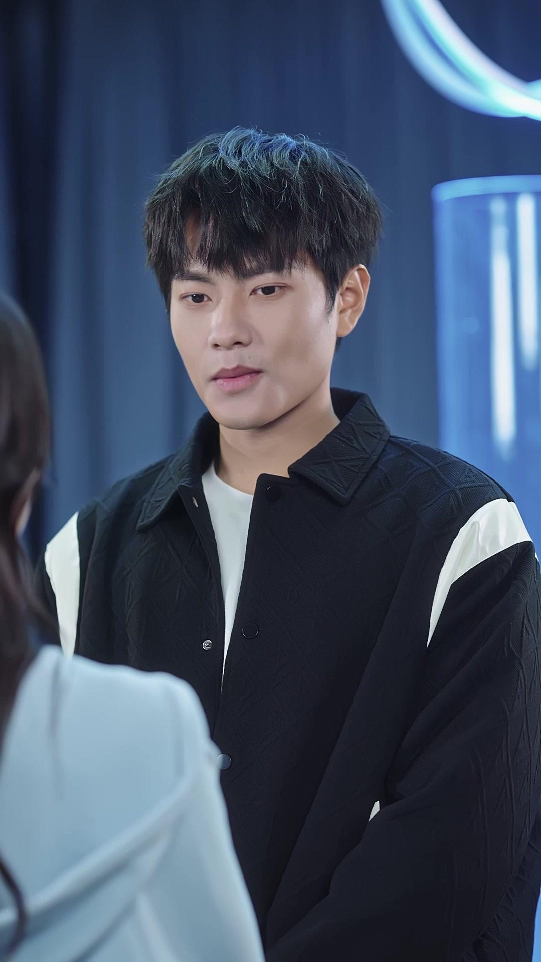 Campus Queen Falls for Me After My First Love Betrayed Me