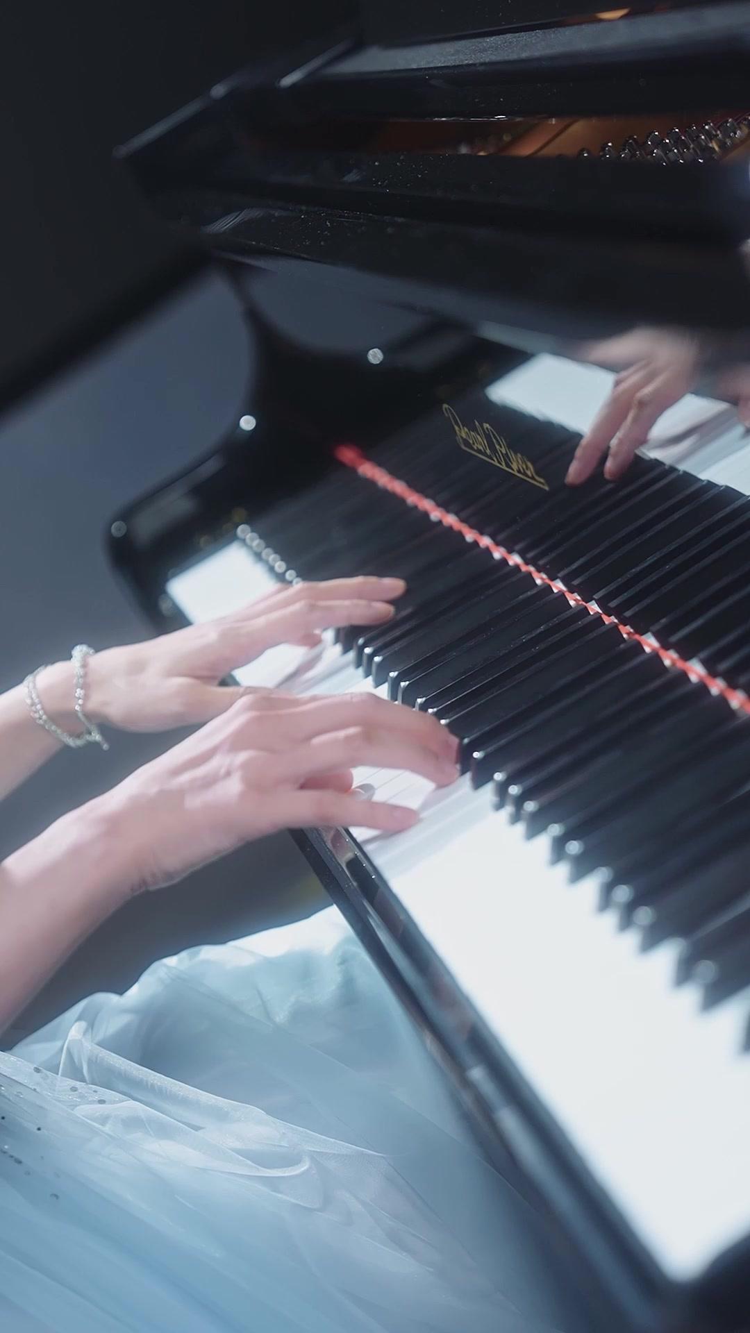 Campus Queen Falls for Me After My First Love Betrayed Me