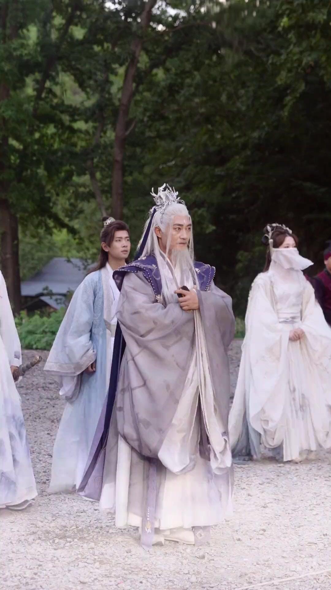 بعد عشرة آلاف عام، عاد الحكيم الأعلى