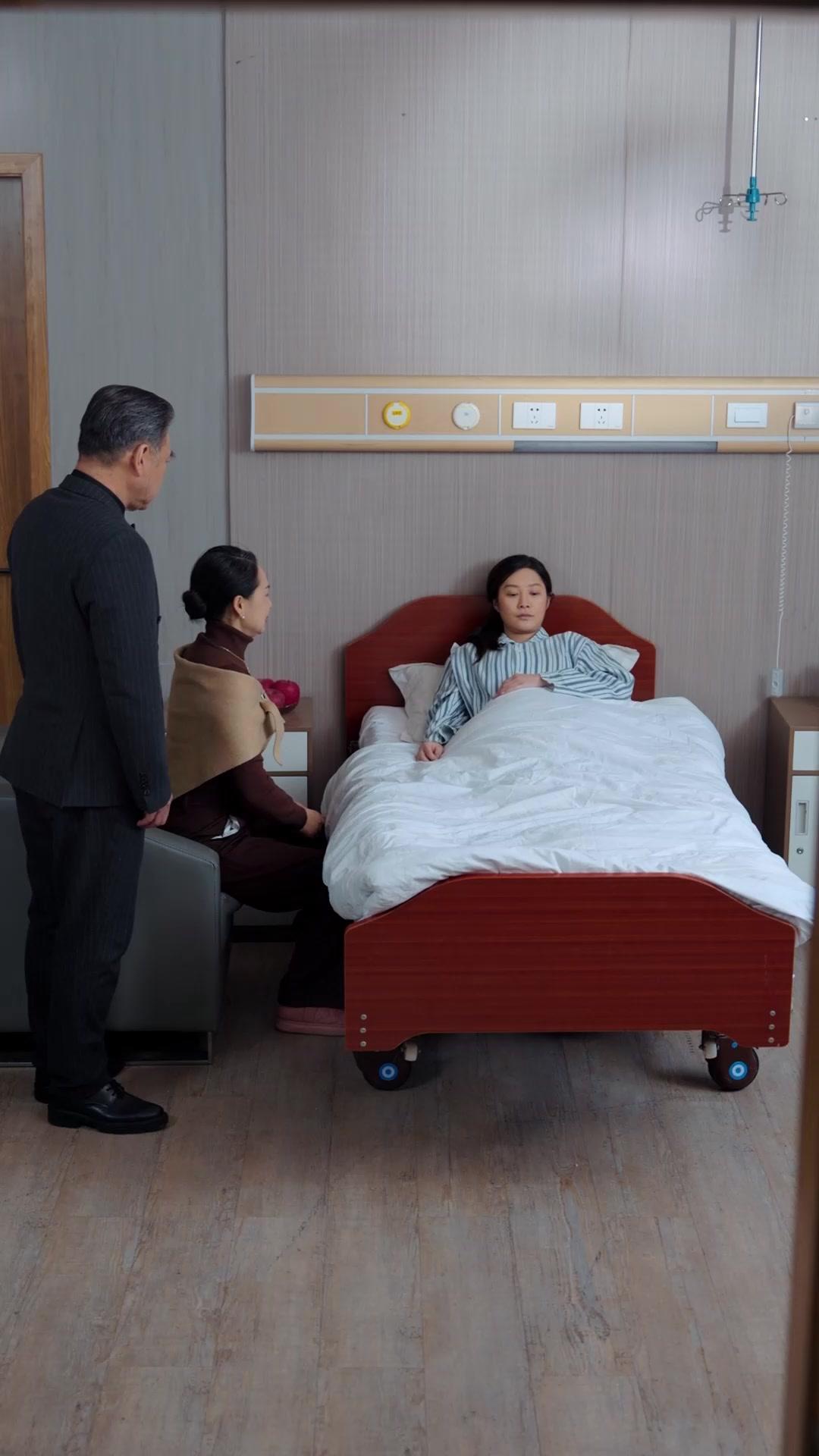 她在那場雨中醒來