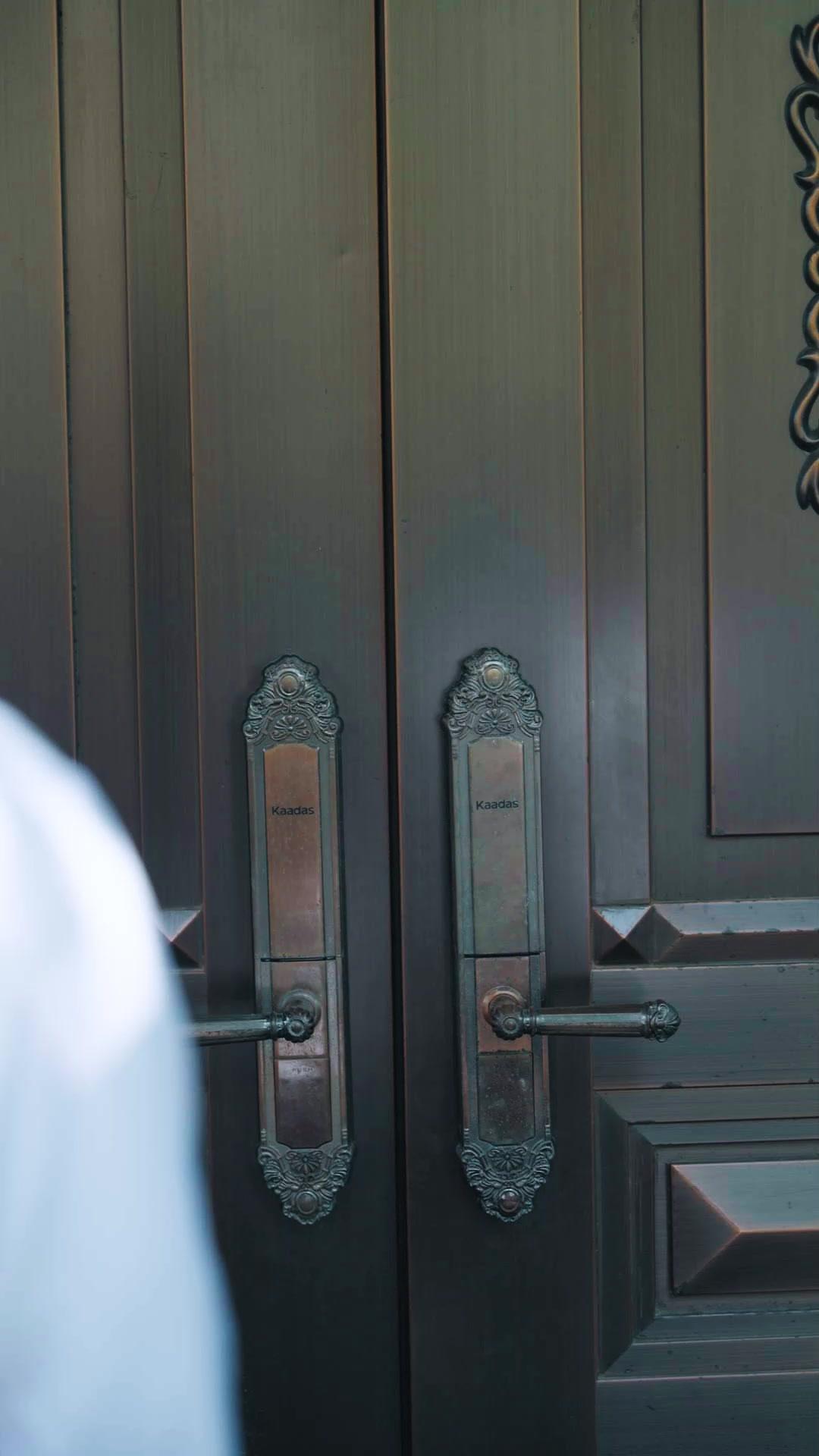 King Returns on Christmas Eve