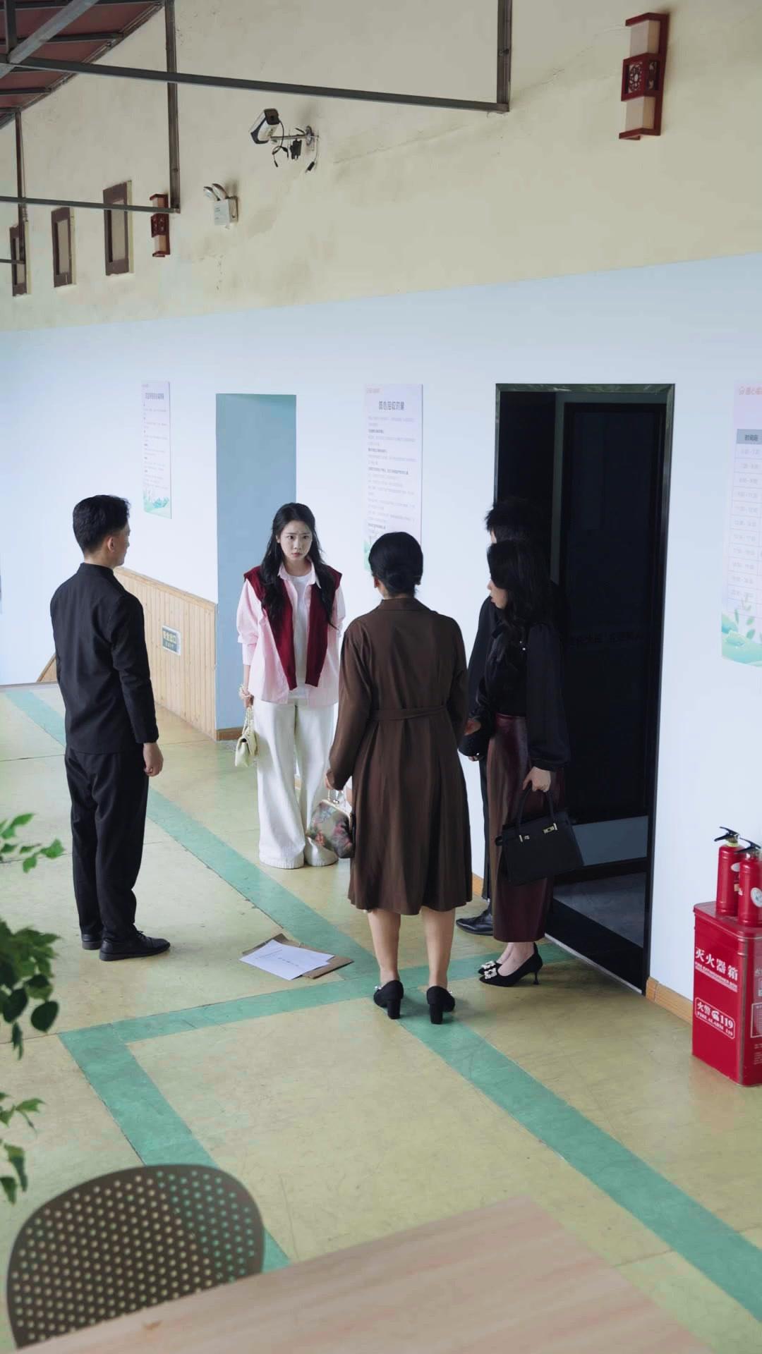 Wanita Misterius Bertopeng