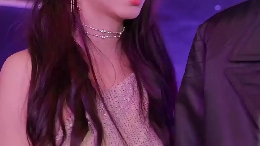 (Sulih Suara) Semakin Boros, Rezeki Malah Lancar: Ketika Gengsi Menjadi Mata Uang di Klub Malam