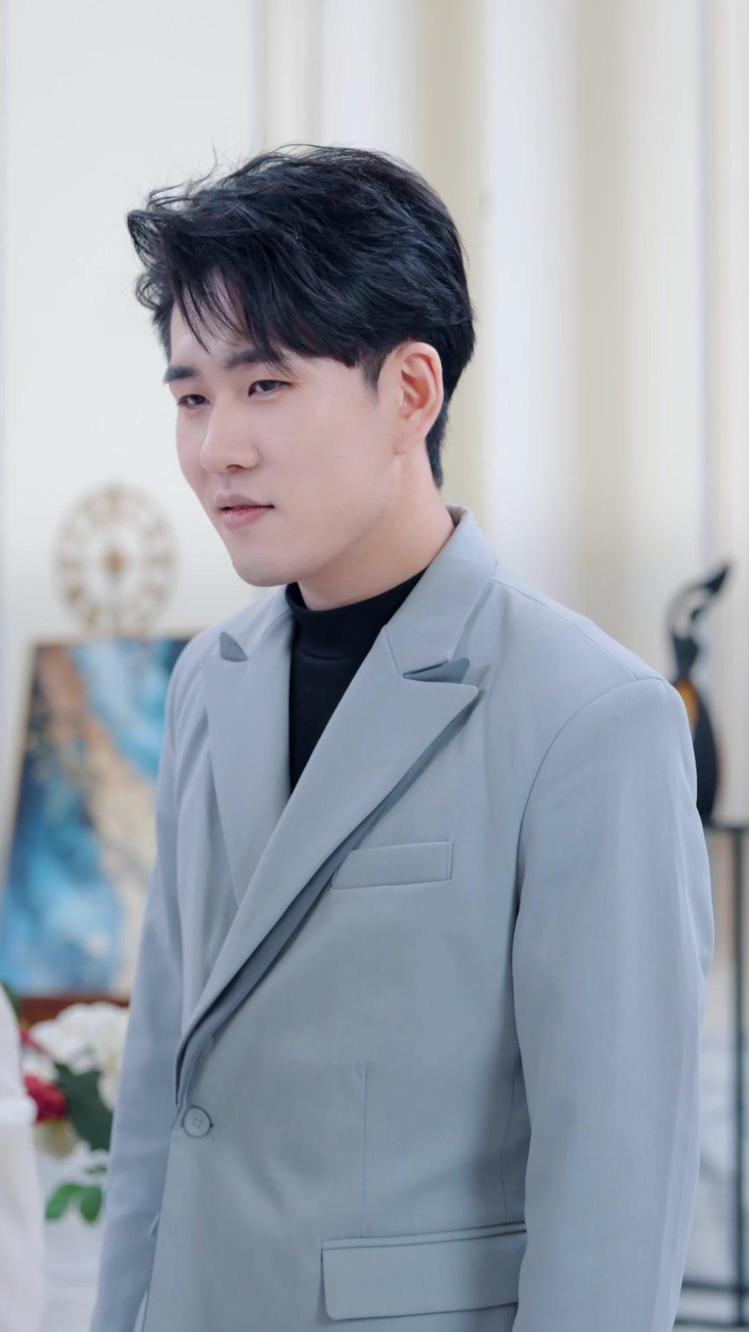 FAUSSE ET VRAIE, MAIN DANS LA MAIN