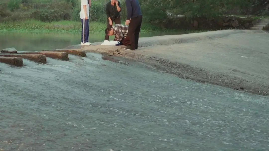 Family Drama on the Weir