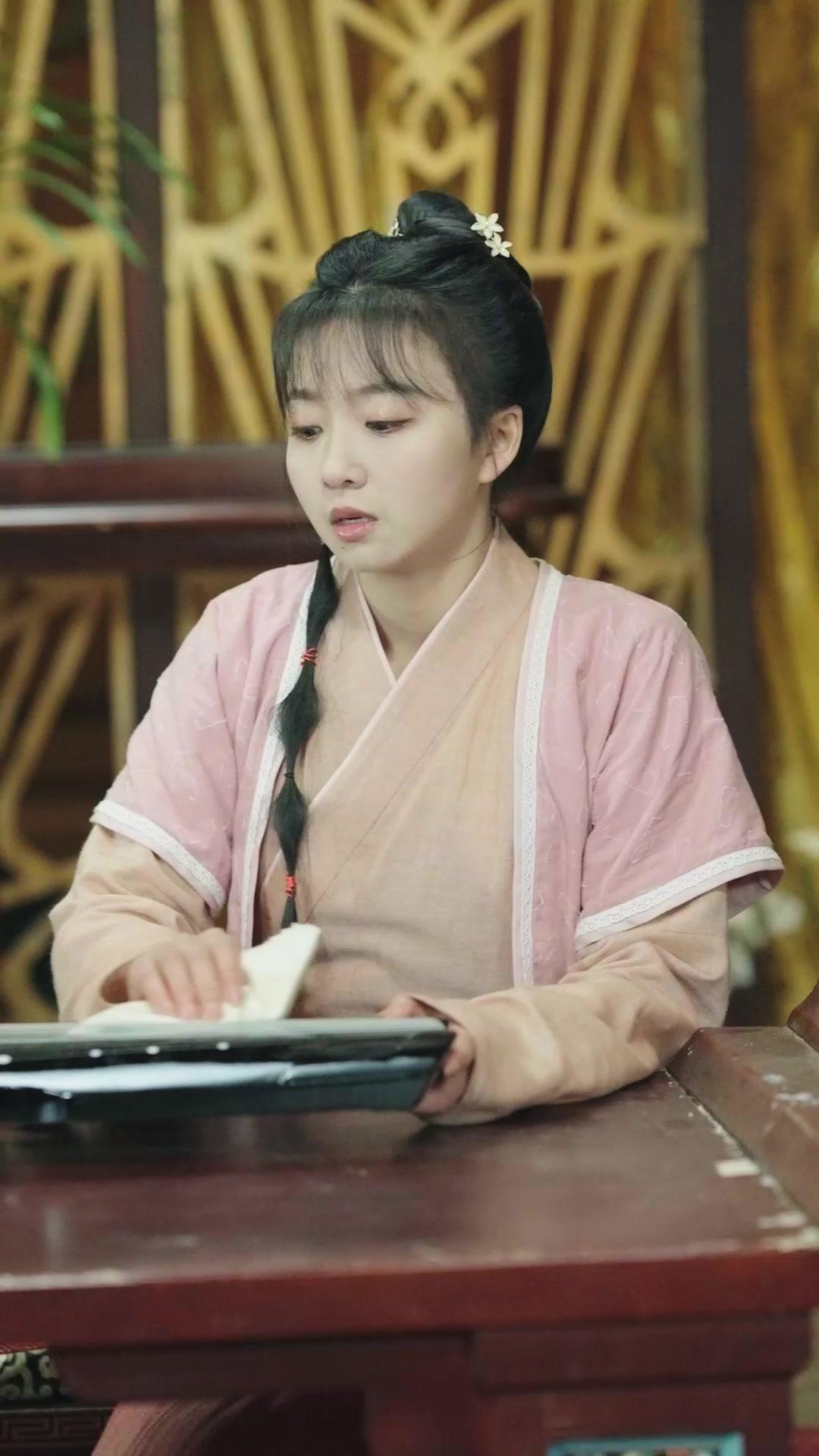 Kue Kenari Pembawa Berkah