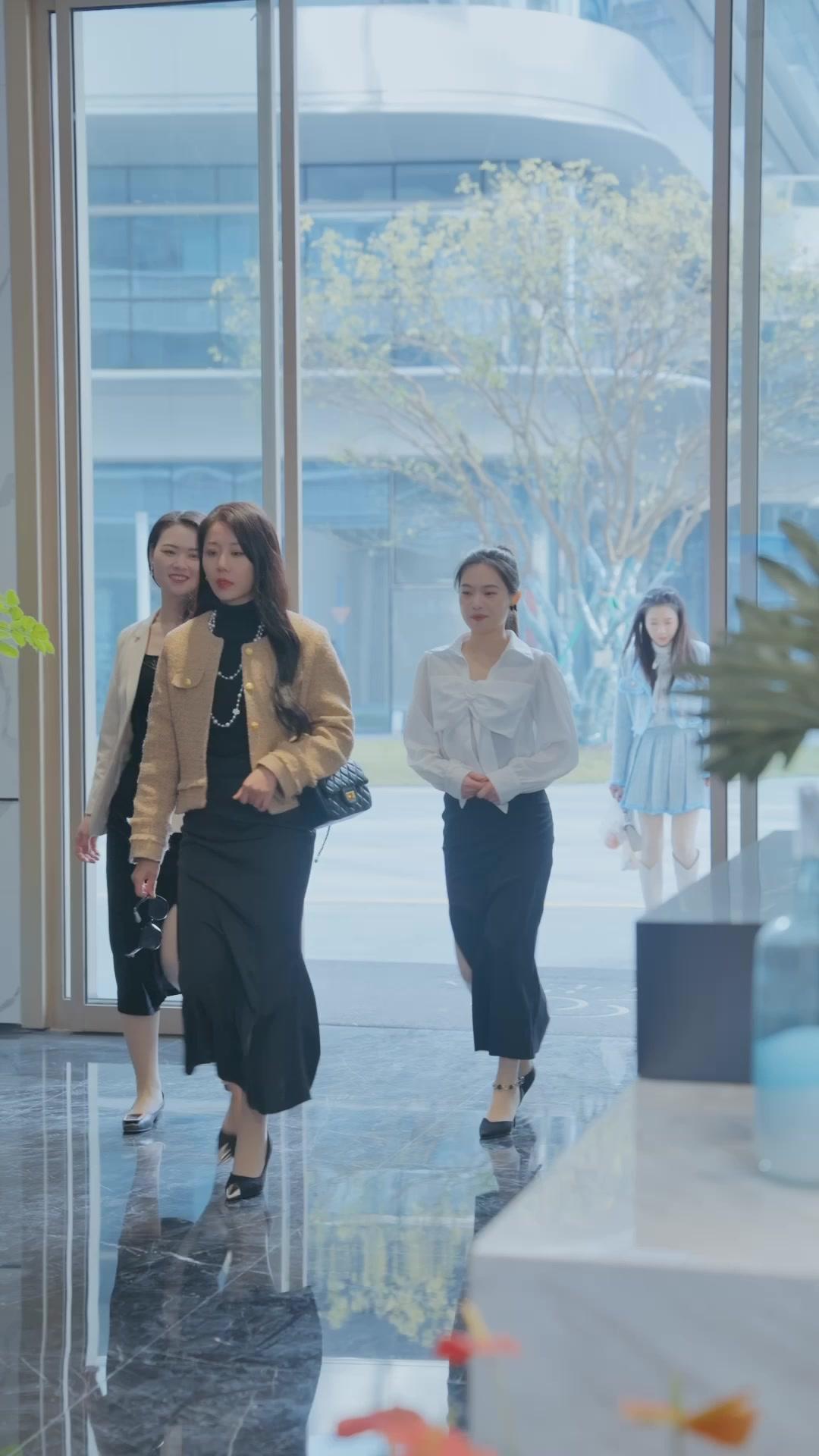 Istri Bos Bosan, Mulai Kerja Hari Ini