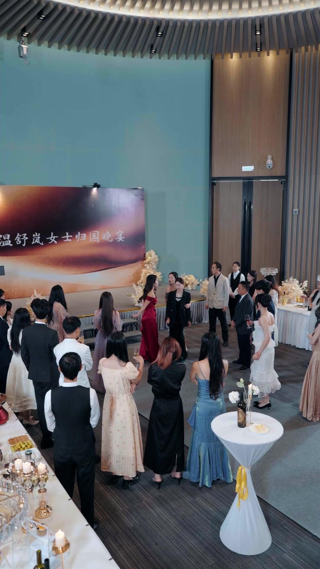 Di Balik Senyum Palsu