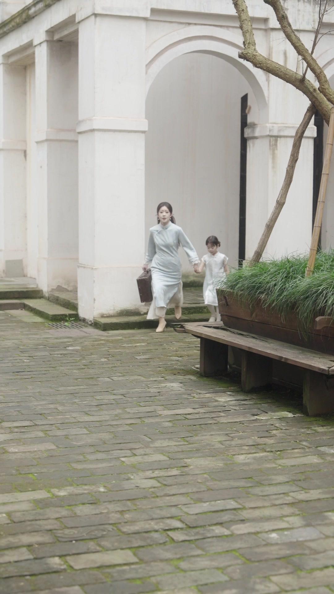 Entre cenizas, volvió por ella