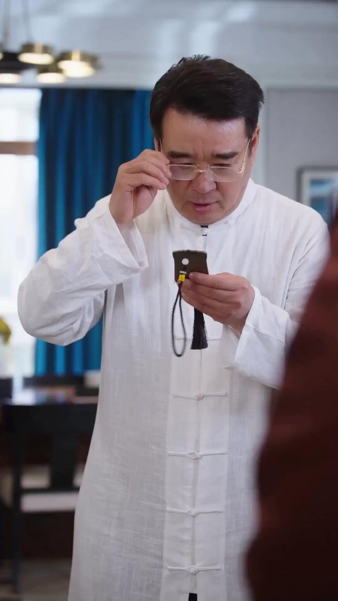  حين أرفع يدي يهتز العالم