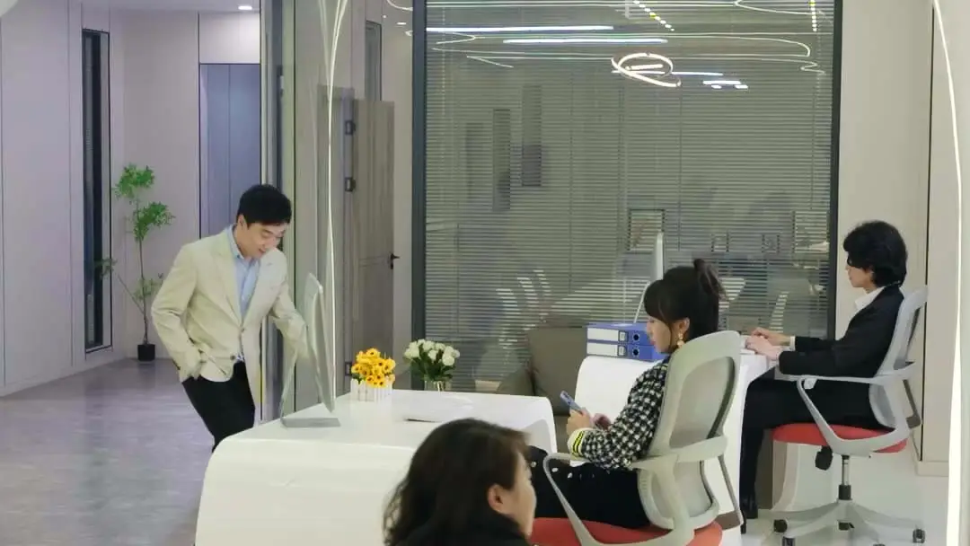 Oops! Turns Out My Husband Is a Billionaire: When the Phone Becomes the Witness