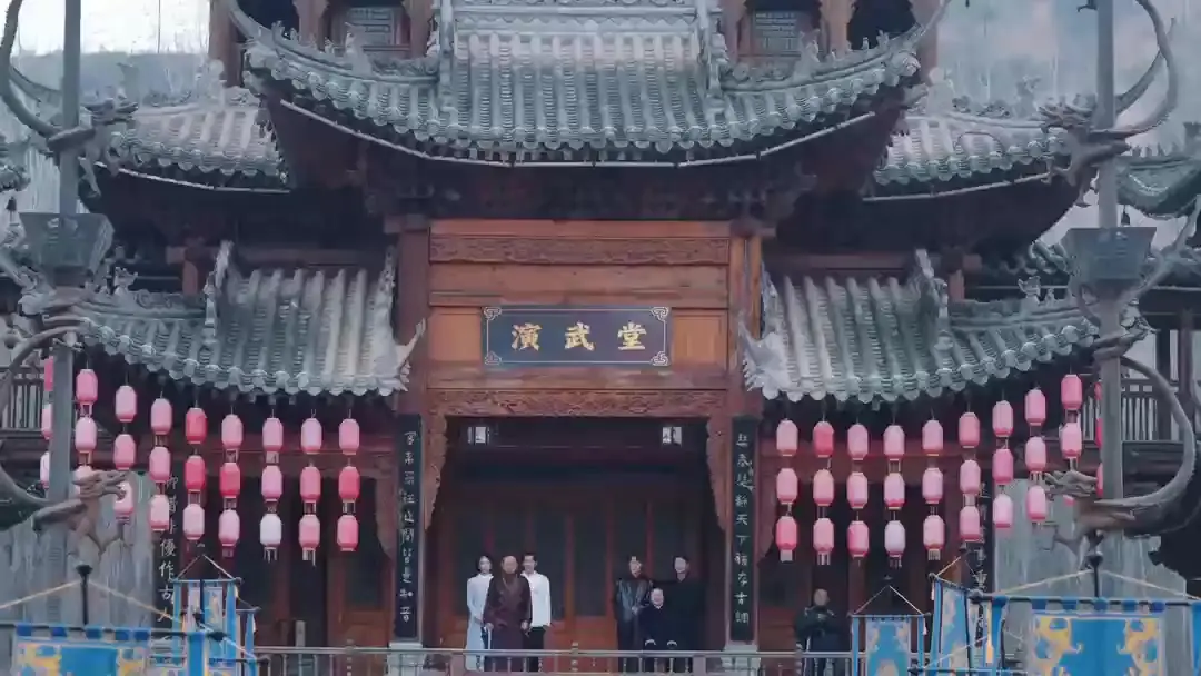 (Dublajlı) Ölümsüz Düştü Dünyaya, Eşim Kara Anka: Kızıl Fenerler Altında Gerçekler Çıkıyor