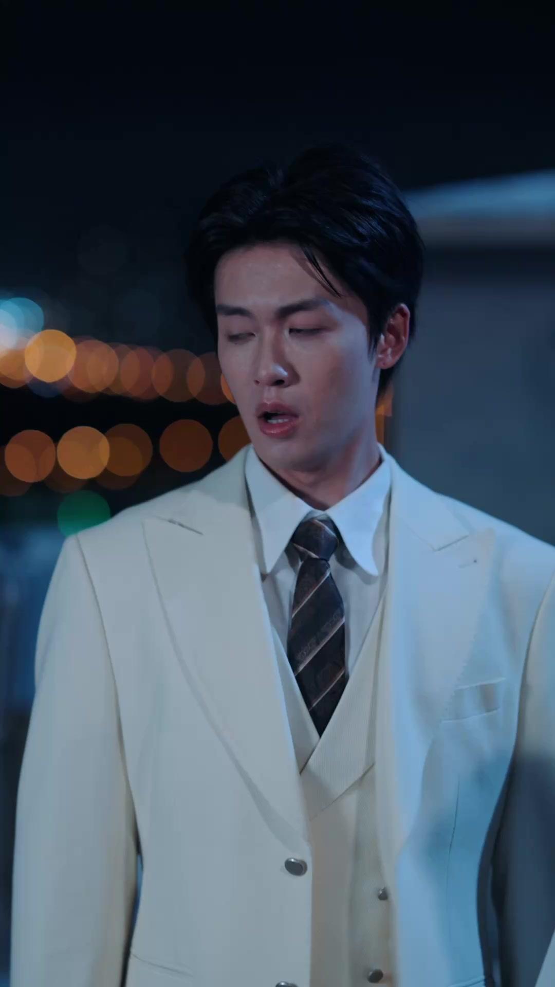 Kenari Di Dahan Tertinggi